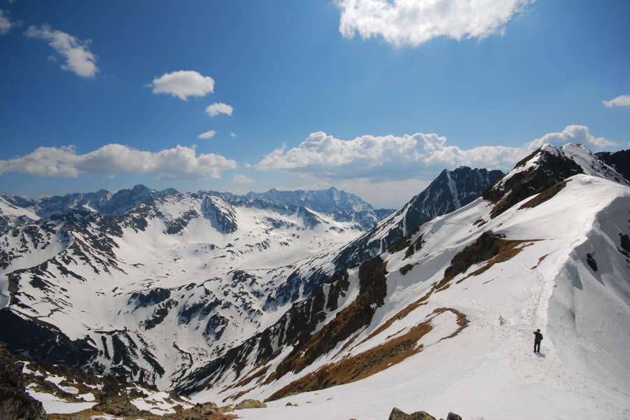 Przełęcz Krzyżne, widok na Dolinę Pięciu Stawów Polskich
