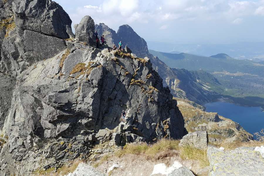 widok na słynną drabinę, którą można zejść z Zamarłej Turni na Kozią Przełęcz